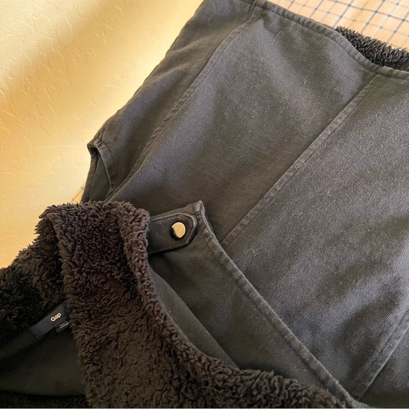 ⬇️Gap Ladies Vest W/Imitation Fur Size M Black Snap On Front Two Pockets - Picture 10 of 10